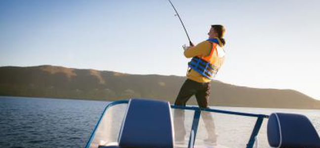 Pêcher le bar au lancer depuis un bateau